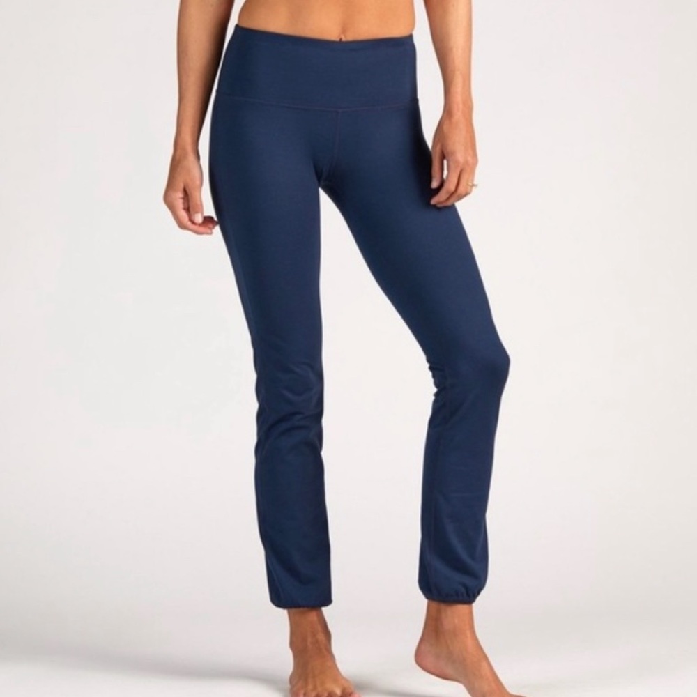 NEW With Tags Vuori Willa Navy Cuffed leggings